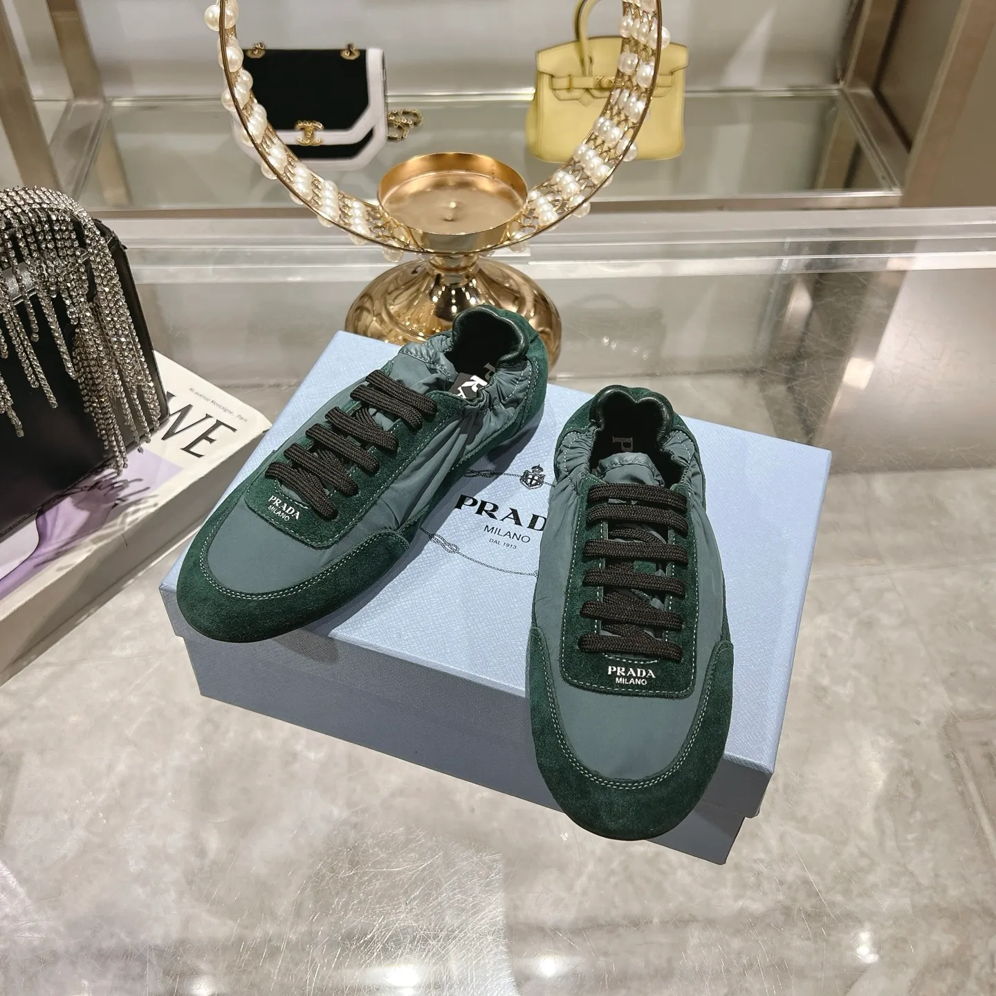 👟👟Ex-factory price 520👟👟Men's size +10 Couple style🎆Prada's new moral training shoes. The upper is suede with texture, and the inner sheepskin is wrapped. It is soft and waxy🎆The insole is thickened with lambskin. It is extremely comfortable to step on, has a sense of support, and feels well wrapped. The shoe shape is full of wrapping, light and easy to wear. A practical casual shoe that makes your legs appear taller! White is clean and refreshing, needed all year round, and can be easily worn with skirts and pants. Upper: imported suede/original molded fabric. Lining: sheepskin. Outsole: rubber outsole! Code number: 35-41 Color: burgundy blue brown green dark green yellow black red gray 9 colors available